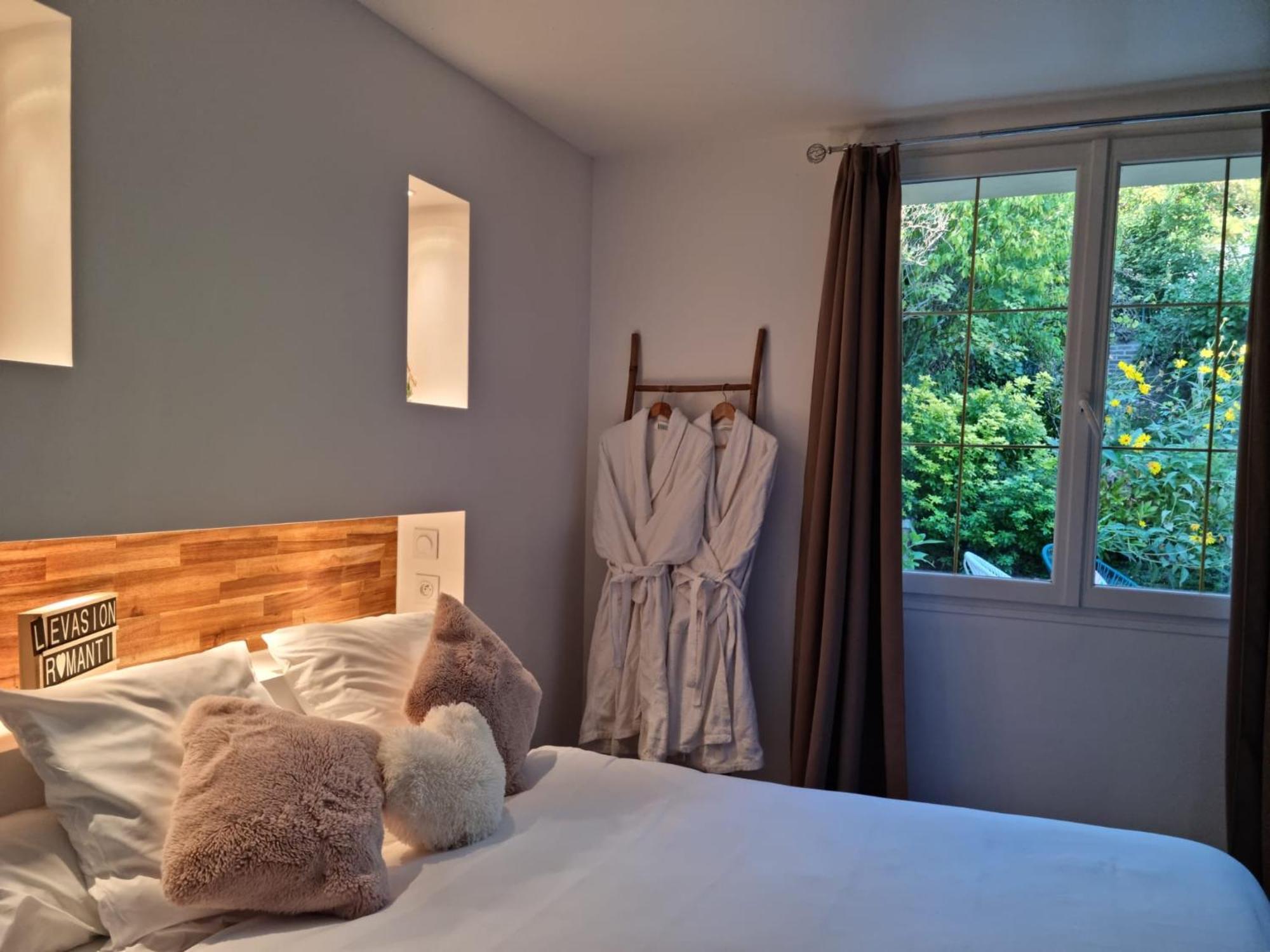 Suite De Charme Avec Jacuzzi Et Jardin Privatif Paris Au Calme Saint-Prix  Exteriör bild